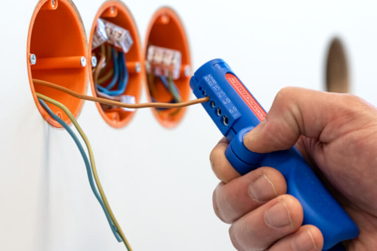 Precyzyjny ściągacz izolacji do różnych typów kabli Precyzyjny ściągacz izolacji do kabli, zapewniający szybkie i bezpieczne usuwanie izolacji