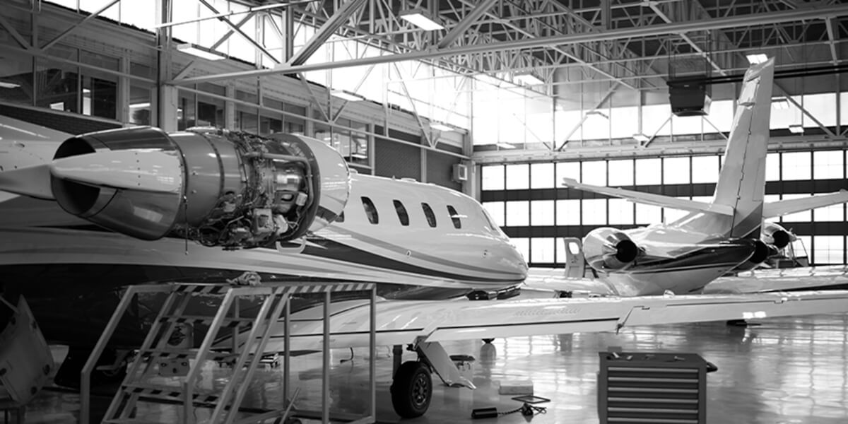 Zawór odcinający z założoną blokadą i kłódką bezpieczeństwa (procedura LOTO) podczas serwisu linii sortującej bagaż