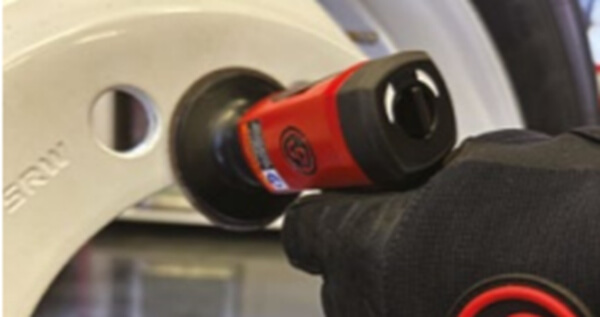 Czyszczenie piasty, smarowanie śrub i wstępne dokręcanie – Chicago Pneumatic