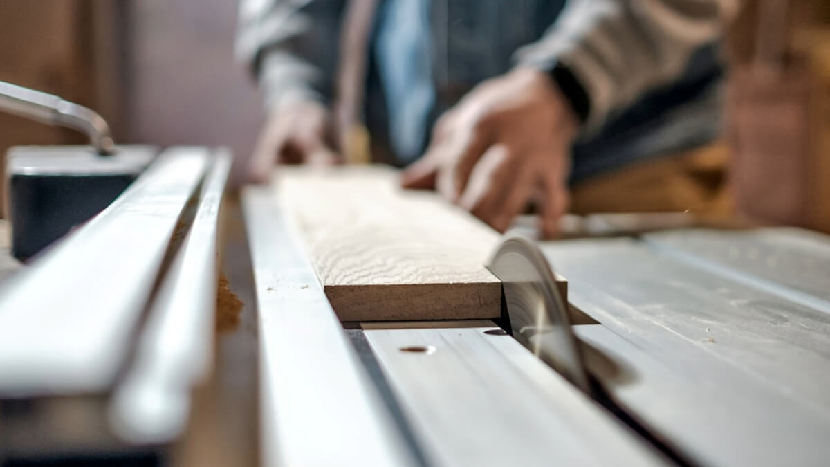 Proces obróbki drewna – zanieczyszczenia powierzchni Pył drzewny i trociny osadzające się na elementach, jakie generuje proces obróbki drewna