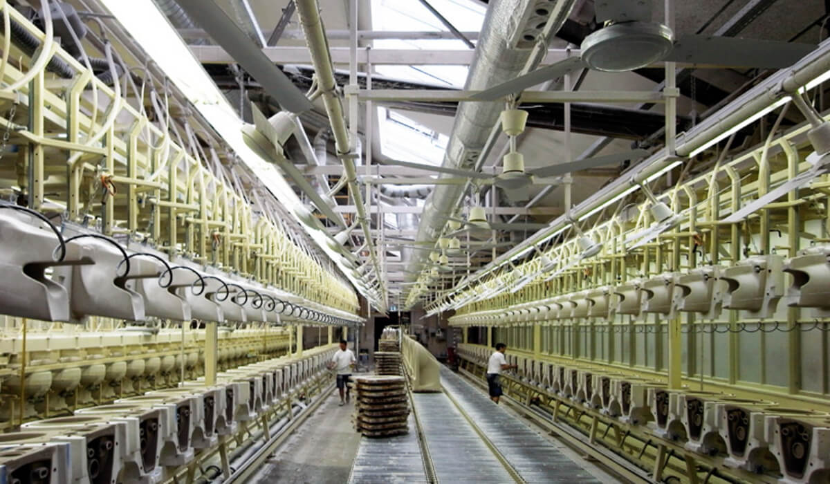 Balanser przemysłowy Tecna 9366 odciążający operatora podczas podnoszenia ciężkiej formy na stanowisku produkcyjnym Efektywny proces produkcji ceramiki