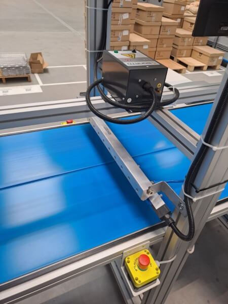 Listwa jonizująca i nóż powietrzny - czyszczenie detali System noża powietrznego z listwą jonizującą usuwający mikrozabrudzenia z produktów