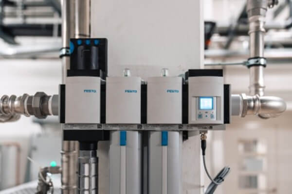 Dashboard z danymi w czasie rzeczywistym z czujników przepływu