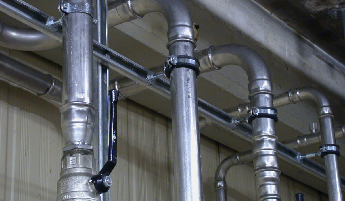 Rurociąg transportujący substancje chemiczne z elementami Effebi-Press