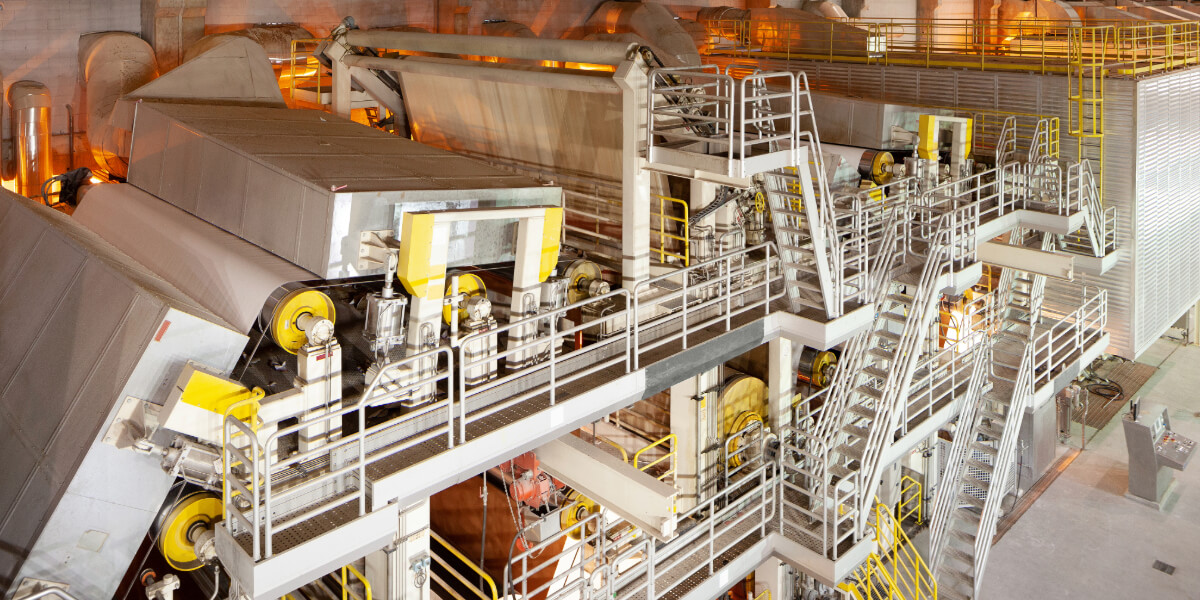 Instalacja przemysłu papierniczego z widocznymi rurociągam Instalacje w przemyśle papierniczym i celulozowym – wysokie ciśnienie i temperatura