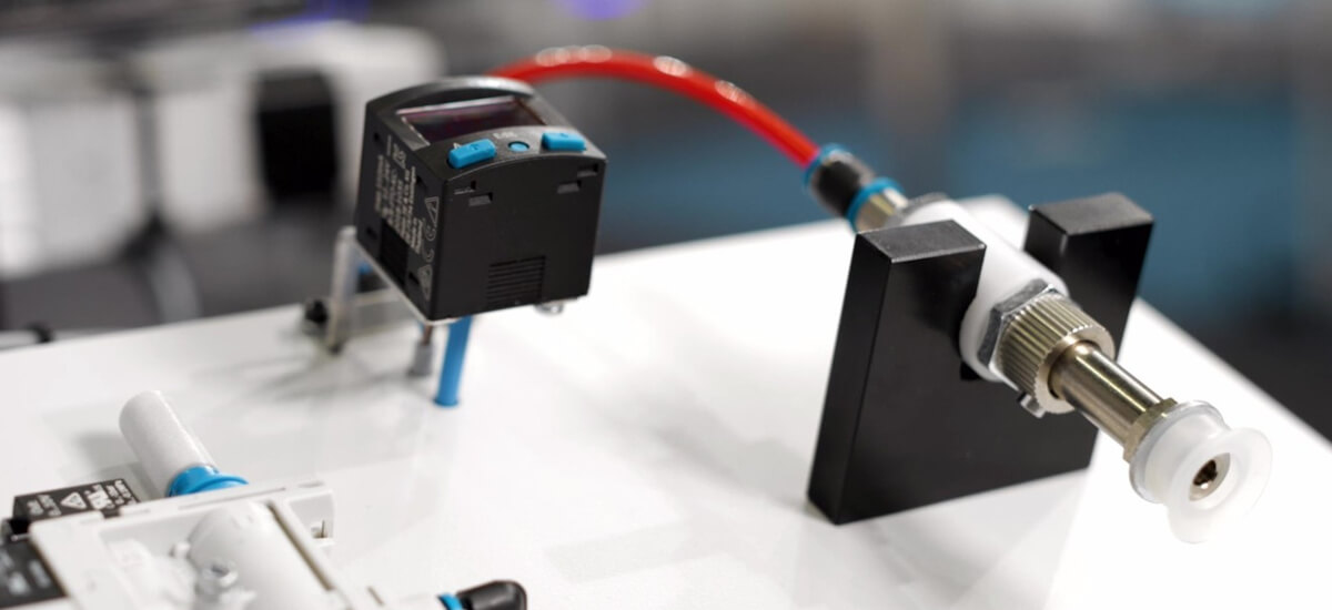 Urządzenie (detektor) ultradźwiękowe przykładane do zaworu lub rurociągu w celu wykrycia niepożądanych dźwięków kawitacji