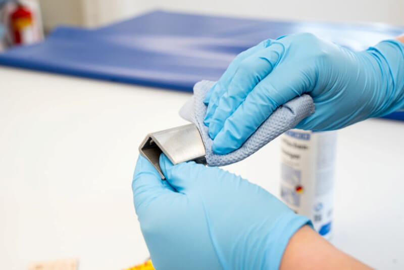 Czyszczenie elementu przed klejeniem