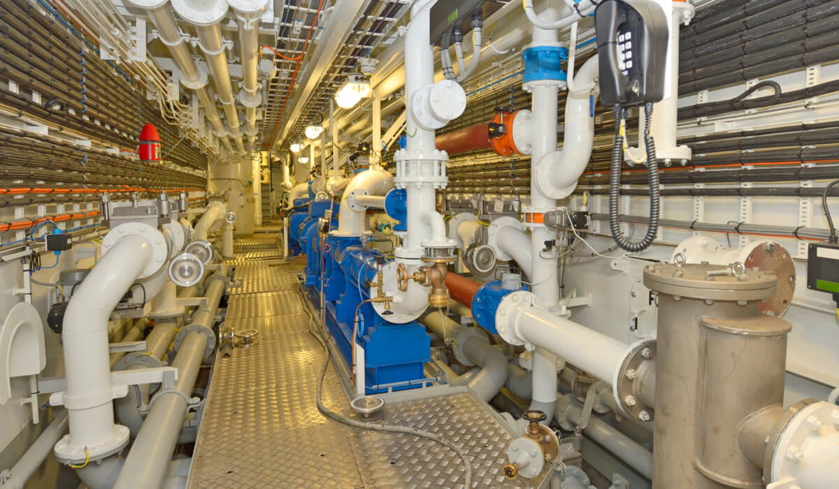 Zespoły przygotowania powietrza FRL w maszynowni Modułowy zestaw filtr-reduktor-smarownica zamontowany przy magistrali sterowniczej statku