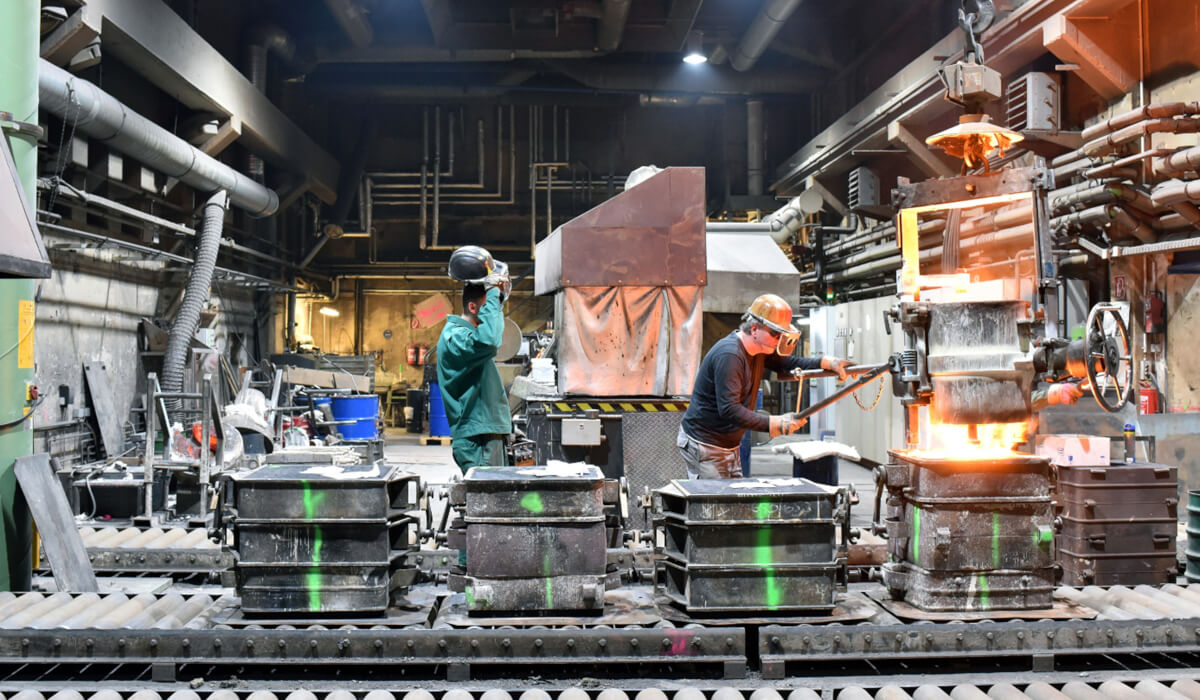 Przykładowe zastosowanie pneumatyki w odlewni Sterowanie zaciskiem i dociskiem w automatach formierskich