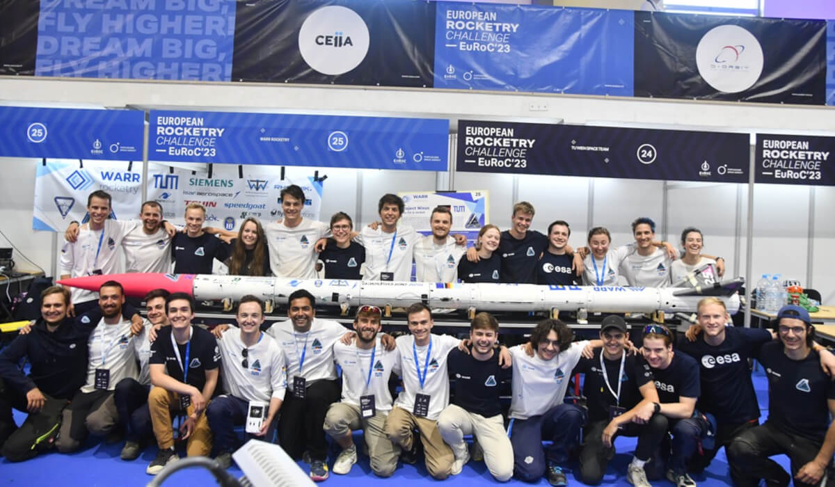 Rakieta Ex-4 WARR: przygotowania do European Rocketry Challenge 2023 Zdjęcie rakiety Ex-4 oraz zespołu podczas przygotowań do startu