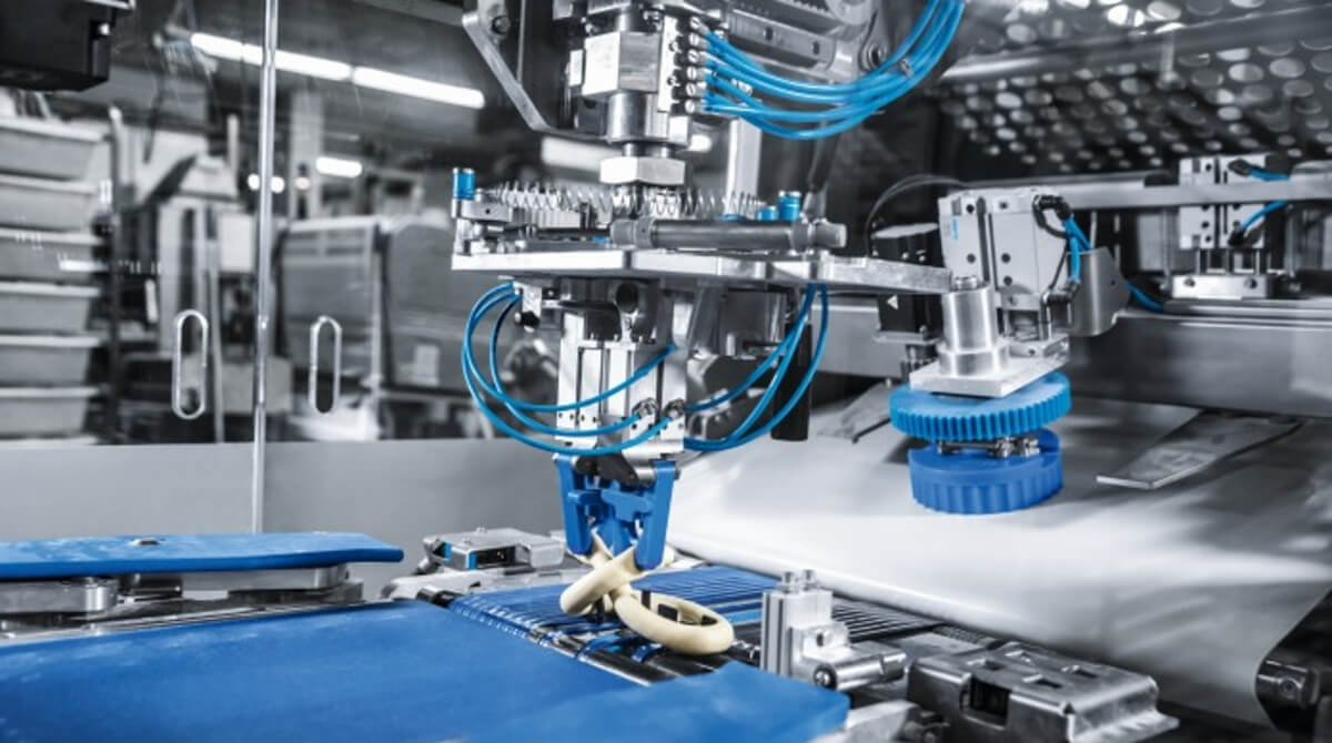 Robot delta pick and place – pakowanie artykułów Robot typu delta wykonujący szybkie pakowanie artykułów spożywczych do wyprasek