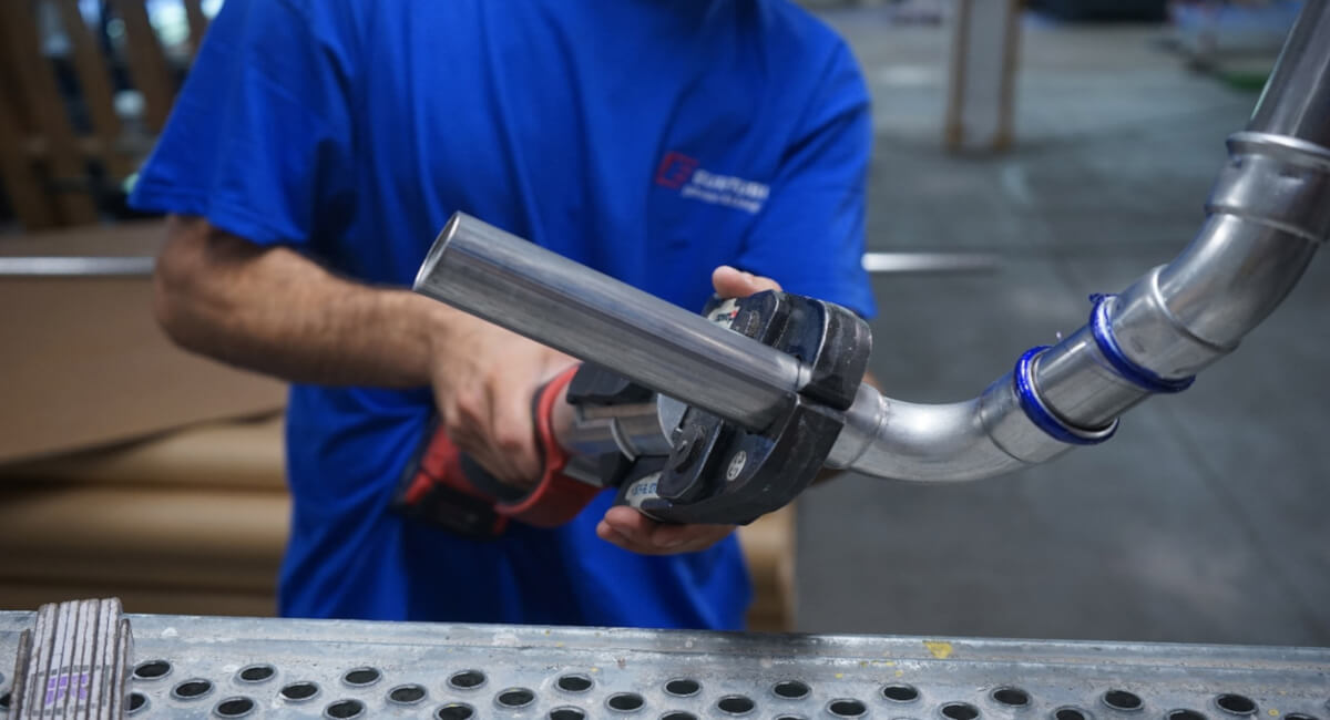 Porównanie stali szlachetnej i nierdzewnej