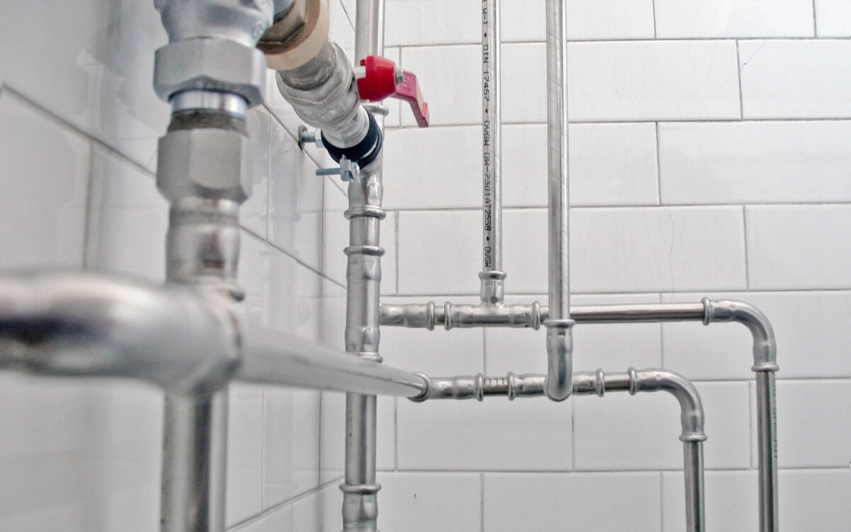 Rury ze stali nierdzewnej AISI 304 - Zastosowanie w instalacjach wodnych Rury ze stali nierdzewnej AISI 304, stosowane w instalacjach wodnych i wentylacyjnych, odporne na korozję