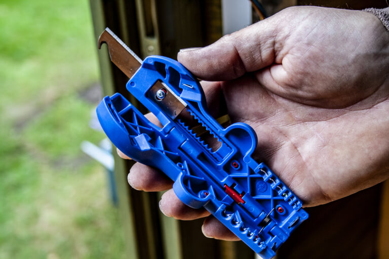 Uniwersalny ściągacz izolacji WEICON do różnych typów kabli, precyzyjny i łatwy w użyciu