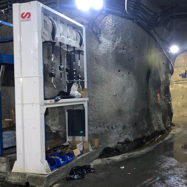 Serwisowany pojazd górniczy z podłączonymi urządzeniami smarowniczymi SAMOA