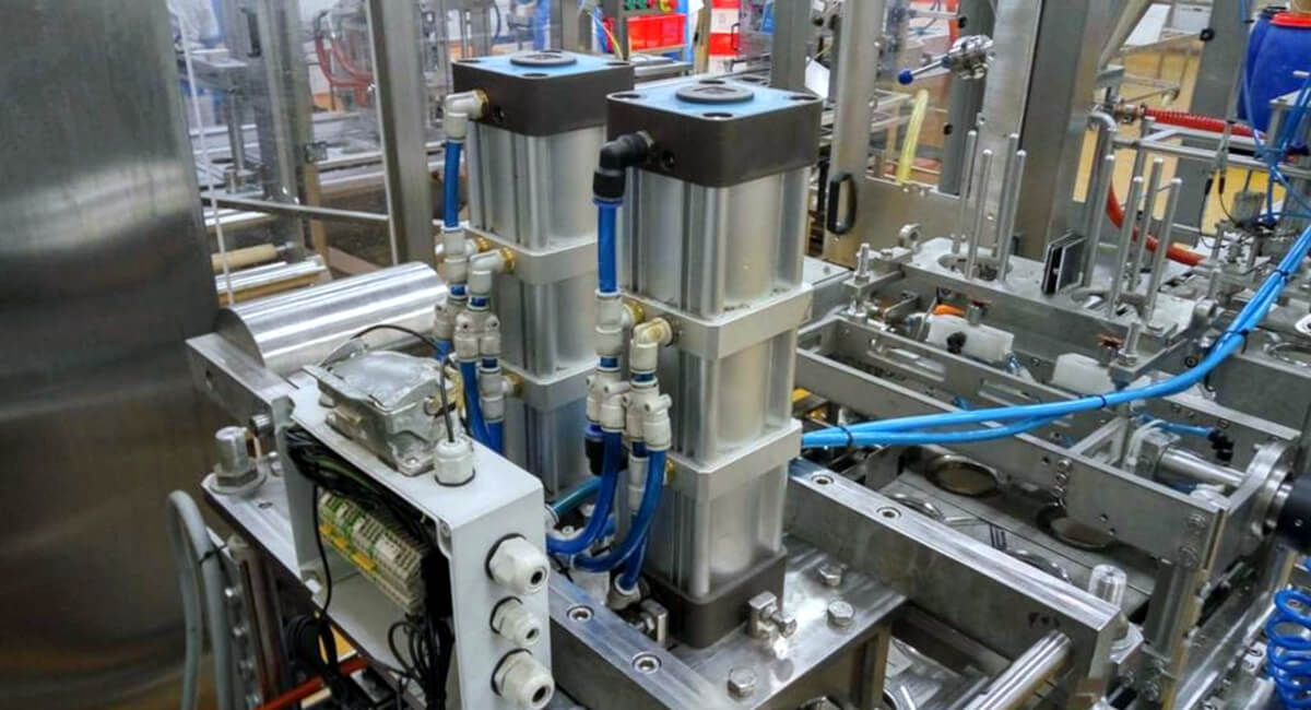 System serwosterowania pneumatycznego