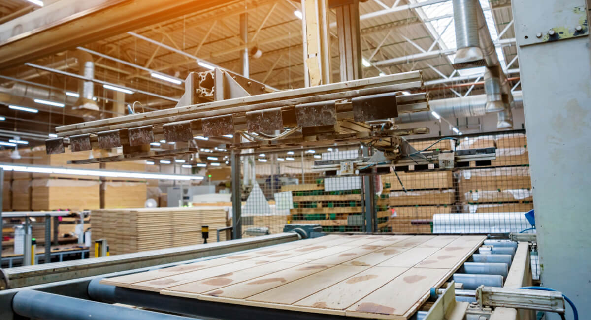 Długi siłownik beztłoczyskowy przesuwający płytę na linii rozkroju