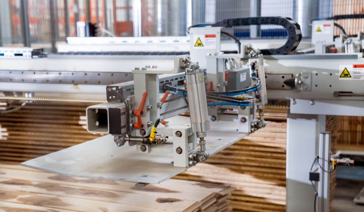 Siłownik pneumatyczny o dużej średnicy odpowiedzialny za docisk