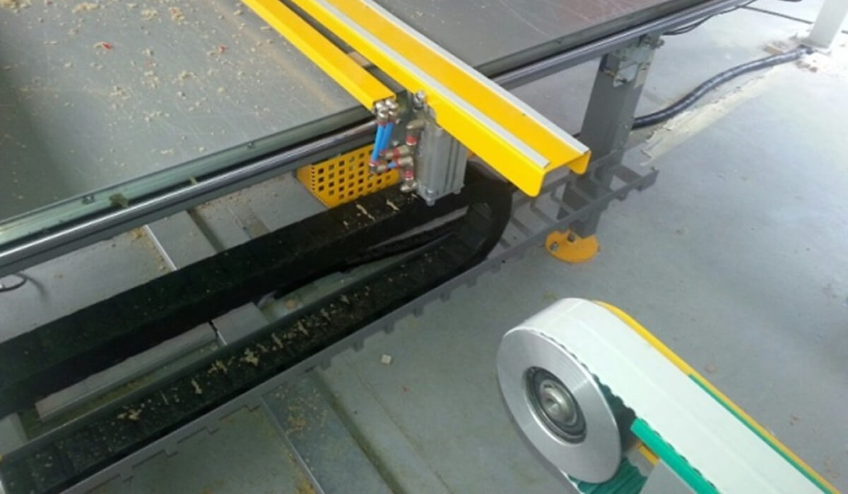 Uszkodzony siłownik pneumatyczny w maszynie, wymagający wymiany