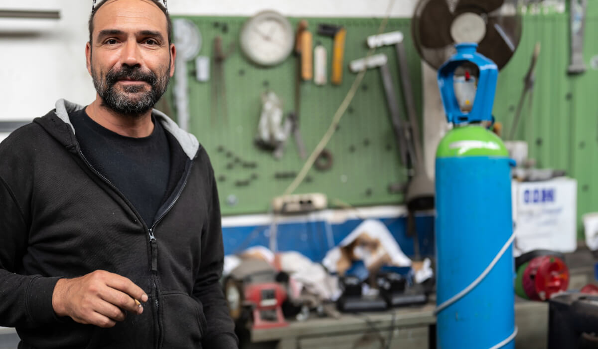 Siłownik pneumatyczny - docisk detalu