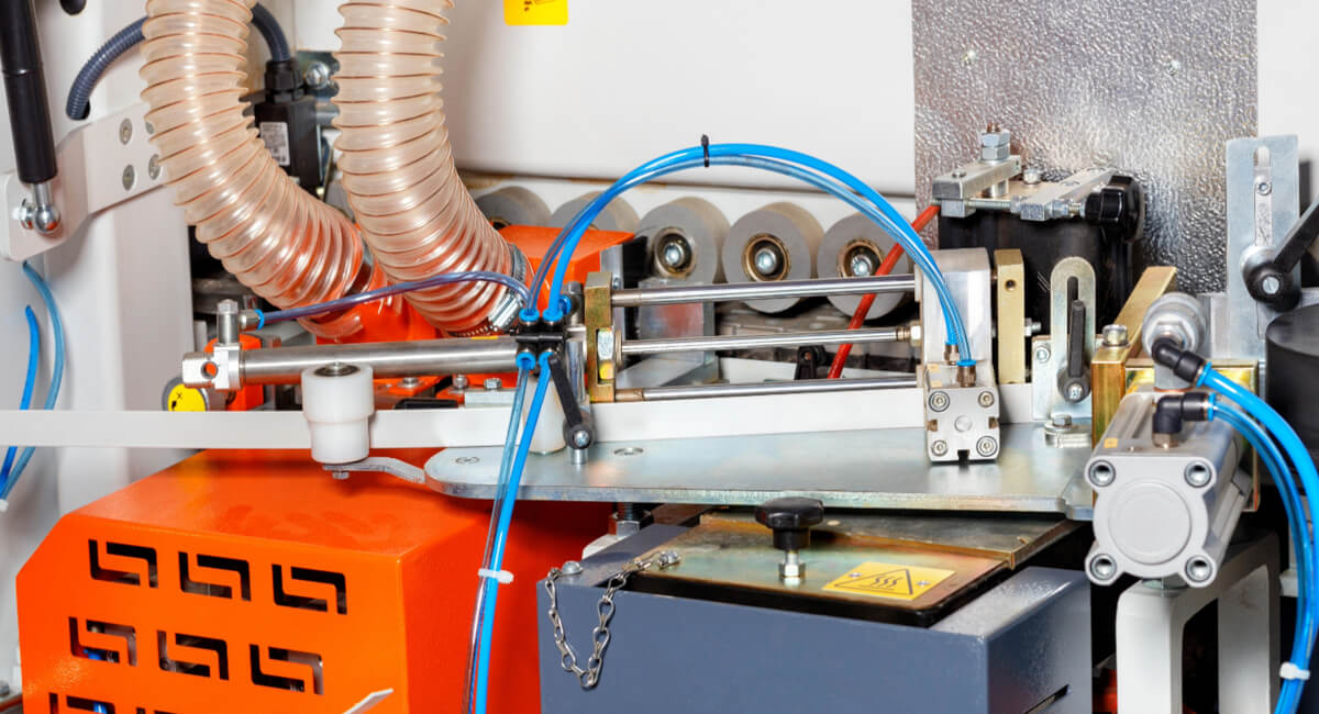 Siłownik liniowy mocujący drewnianą listwę podczas procesu frezowania