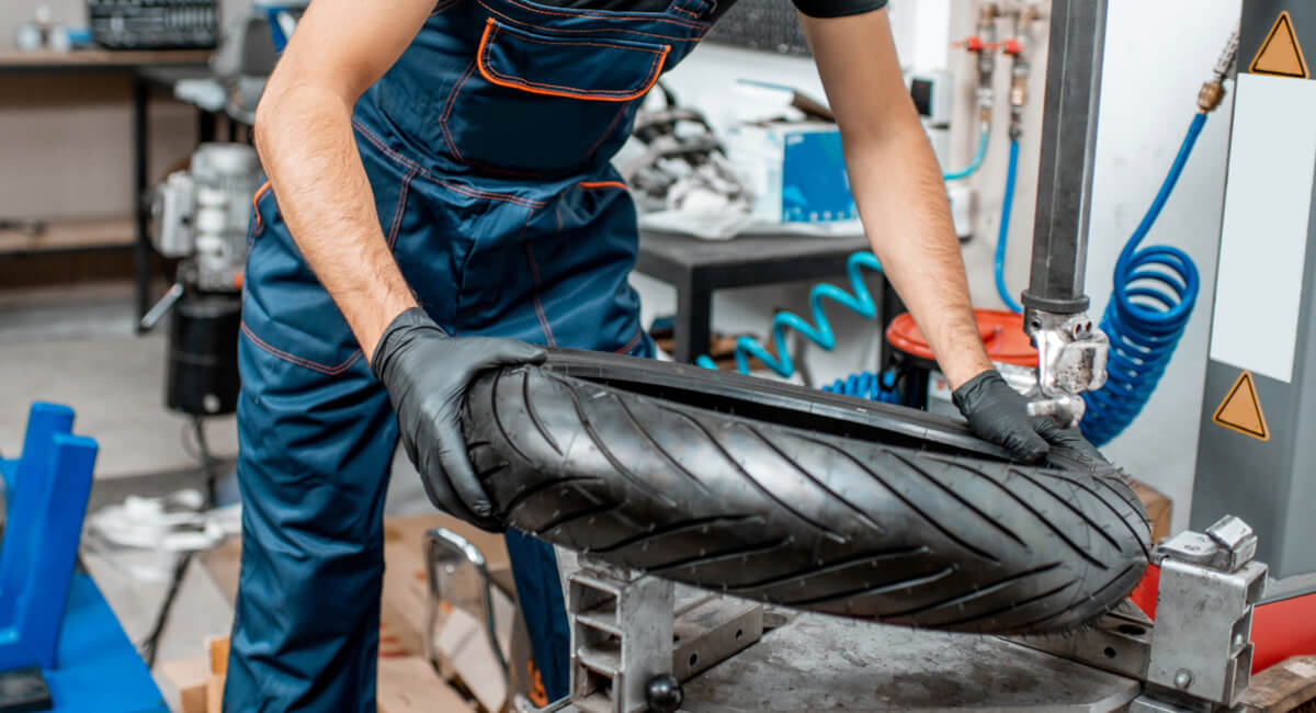 Automatyzacja warsztatu - siłownik pneumatyczny Siłownik pneumatyczny wykorzystany jako docisk pomocniczy przy montażu łożysk lub klejeniu elementów