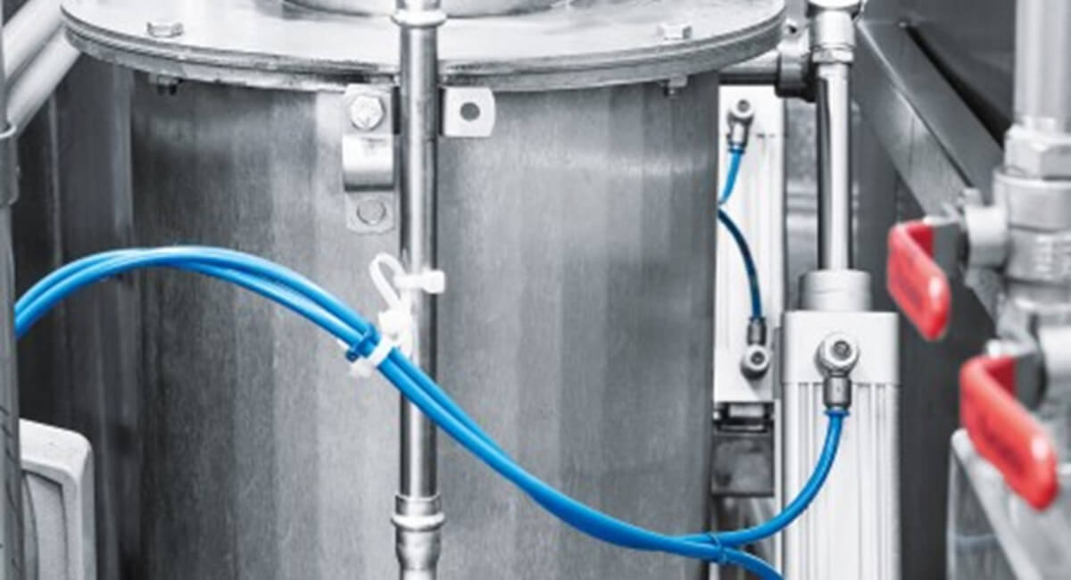 Siłownik pneumatyczny Festo DSBC z zamontowanym czujnikiem położenia SMT-8