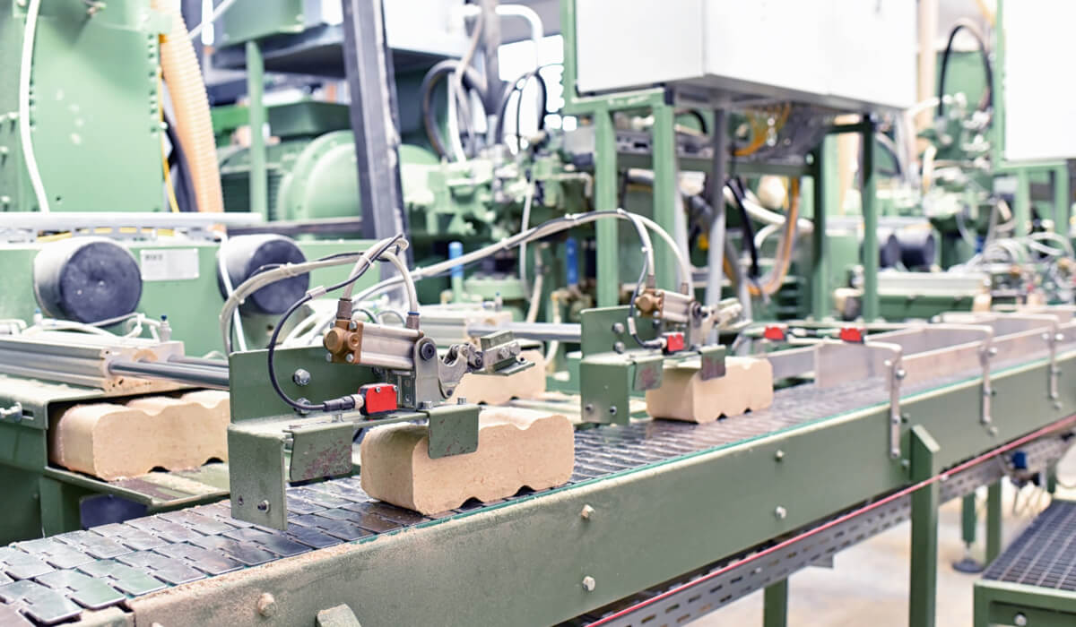 Solidny siłownik pneumatyczny zgodny z normą ISO 15552 stosowany w maszynach tartacznych