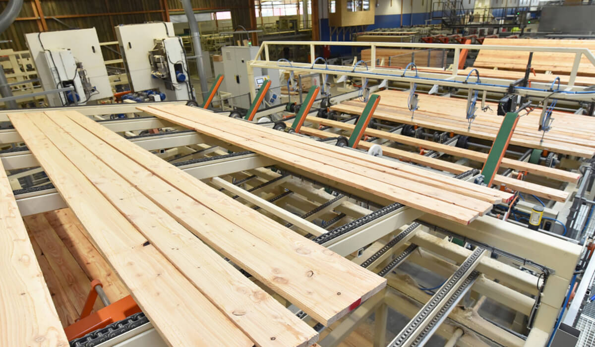 Siłownik pneumatyczny z metalowym zgarniaczem tłoczyska odporny na pył drzewny i trociny w tartaku