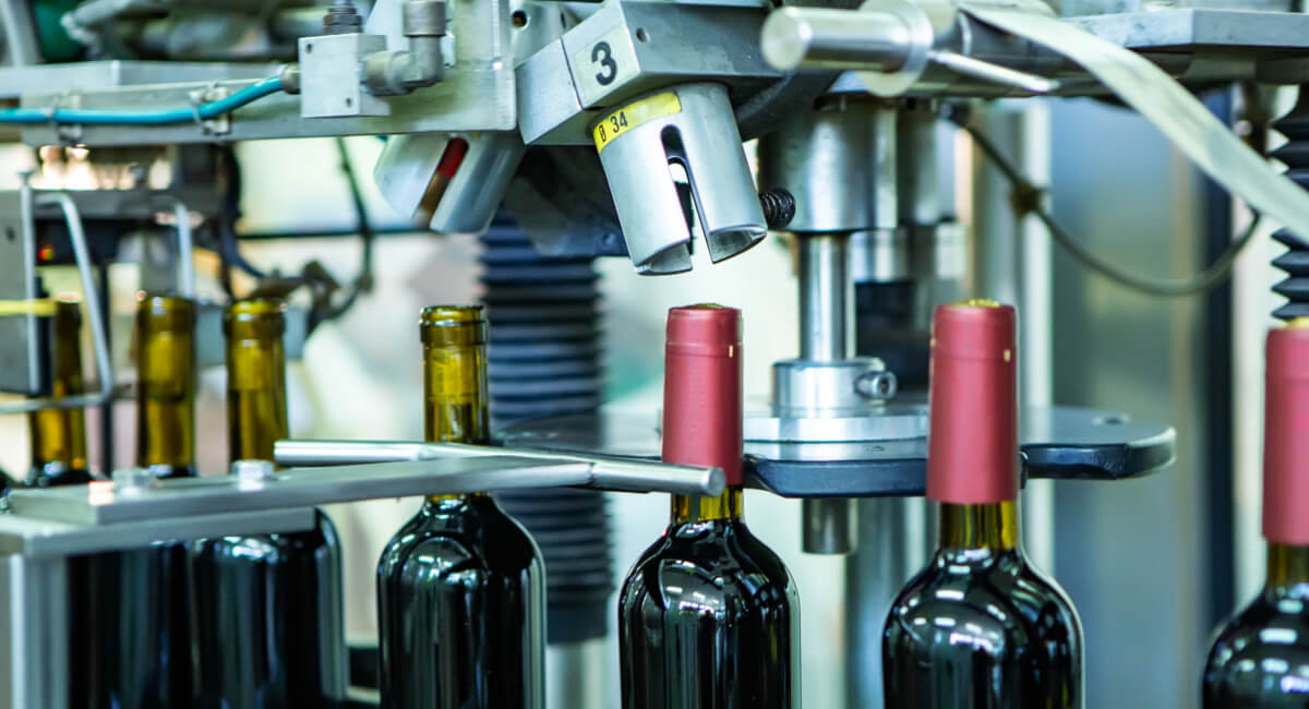 Siłownik liniowy pozycjonujący butelki podczas procesu napełniania i korkowania