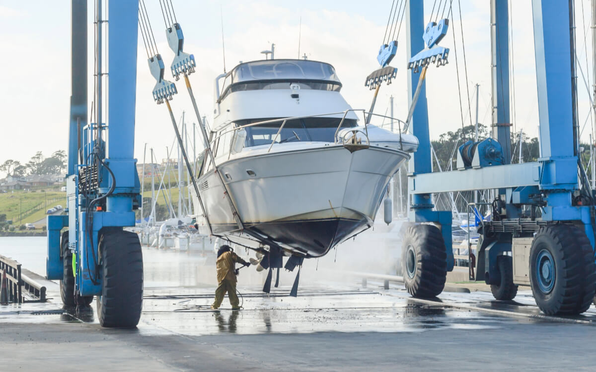 Siłowniki do drzwi wodoszczelnych i klap pokładowych Wzmocnione siłowniki pneumatyczne wspomagające domykanie włazów i zamknięć wodoszczelnych