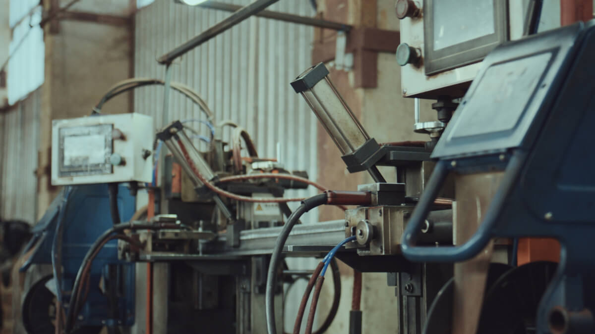 Siłowniki pneumatyczne wysokotemperaturowe - sterowanie klapami rynien zalewowych Siłownik pneumatyczny w strefie o podwyższonej temperaturze