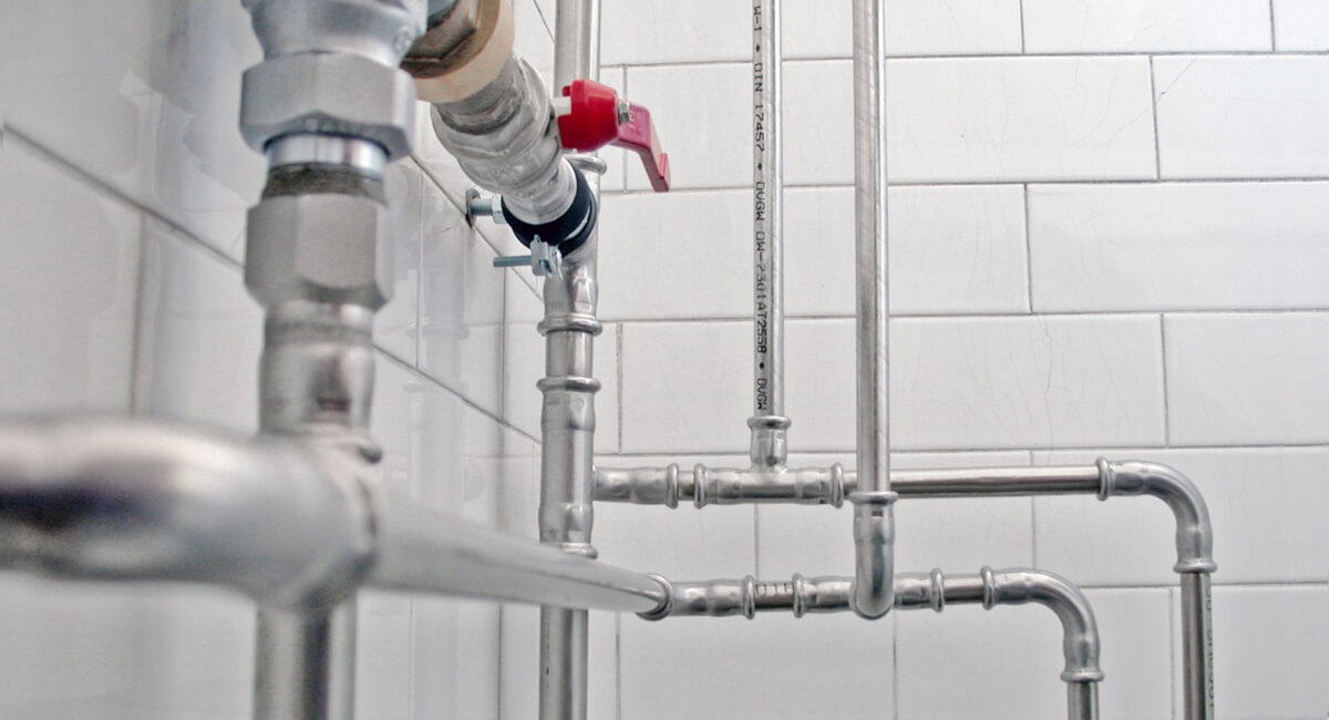 abela porównawcza składu chemicznego stali nierdzewnej 304 i 316, z wyszczególnieniem procentowej zawartości poszczególnych pierwiastków