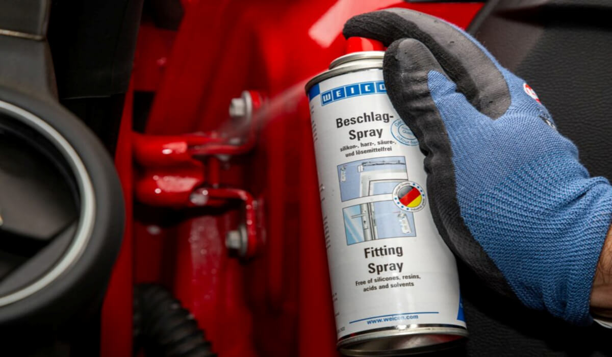 Smarowanie zawiasów drzwi smarem WEICON Grease White Nakładanie białego smaru litowego WEICON na zawiasy drzwi samochodowych dla płynnej pracy