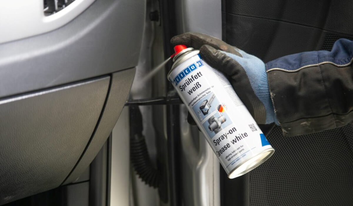 Smarowanie zawiasów w drzwiach – ochrona antykorozyjna Długotrwała ochrona zawiasów przed wilgocią i solą drogową za pomocą smaru o dużej przyczepności