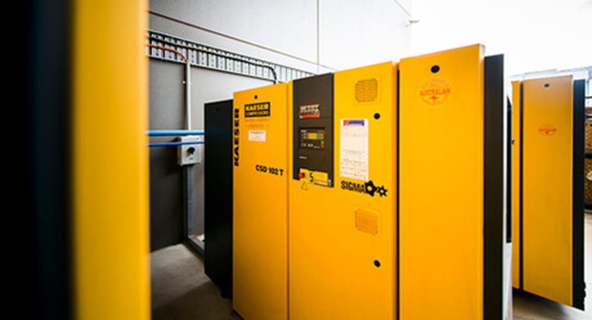 Wydajna sprężarka śrubowa dostarczająca powietrze do narzędzi i automatyki w warsztacie spawalniczym