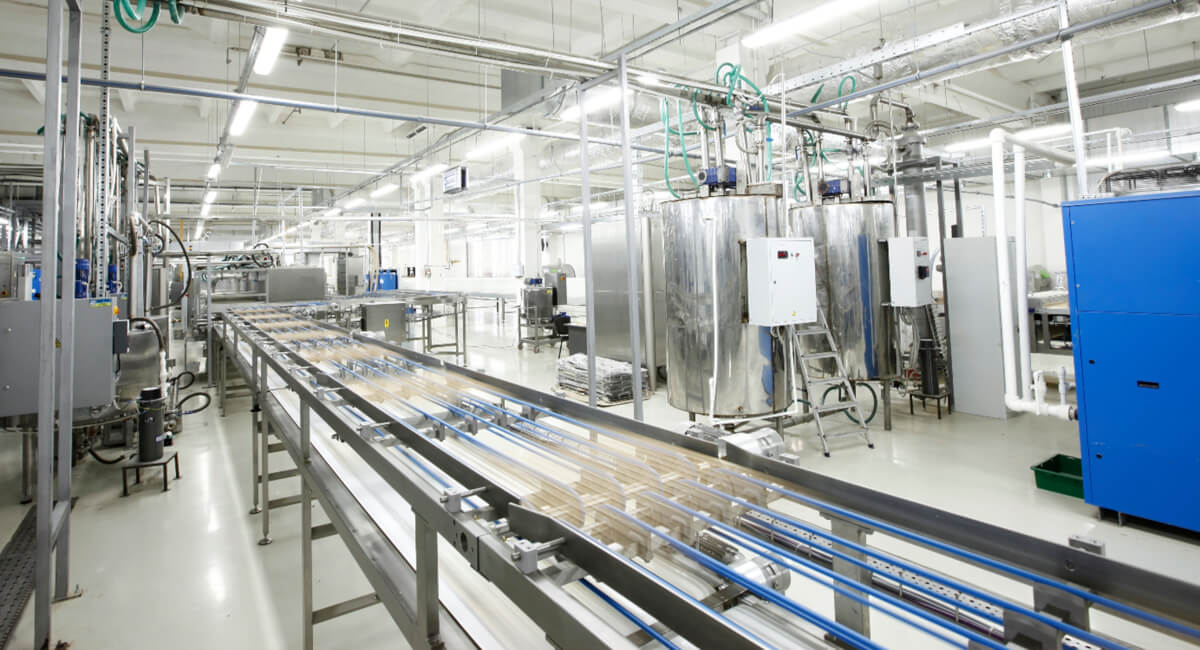 Widok na sprężarkę i czyste rury instalacji pneumatycznej