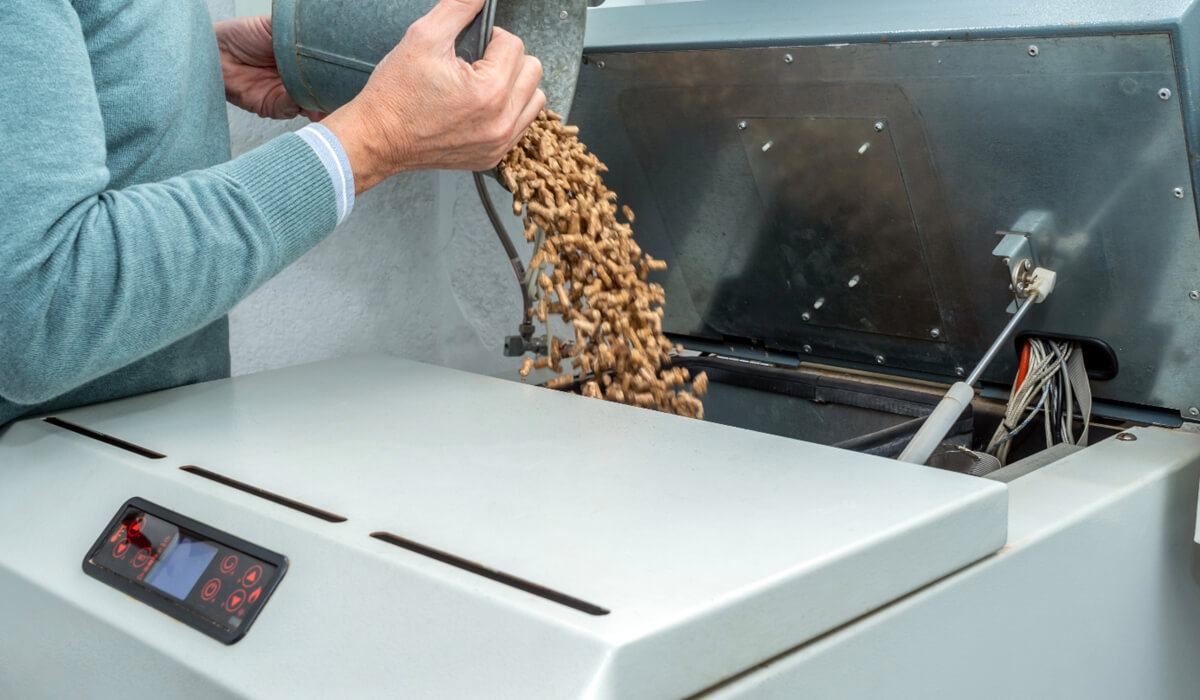 Sprężyna gazowa ułatwiająca otwieranie ciężkiej klapy pieca na pellet