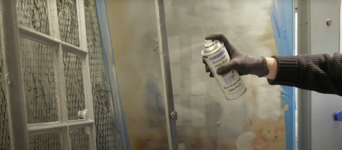 Rama okna pokryta równomierną, elegancką powłoką w kolorze antracytu