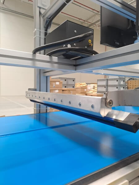 Stabilizacja jakości opakowań medycznych - dejonizacja Elementy opakowań do aparatów słuchowych przechodzące pod listwą jonizującą