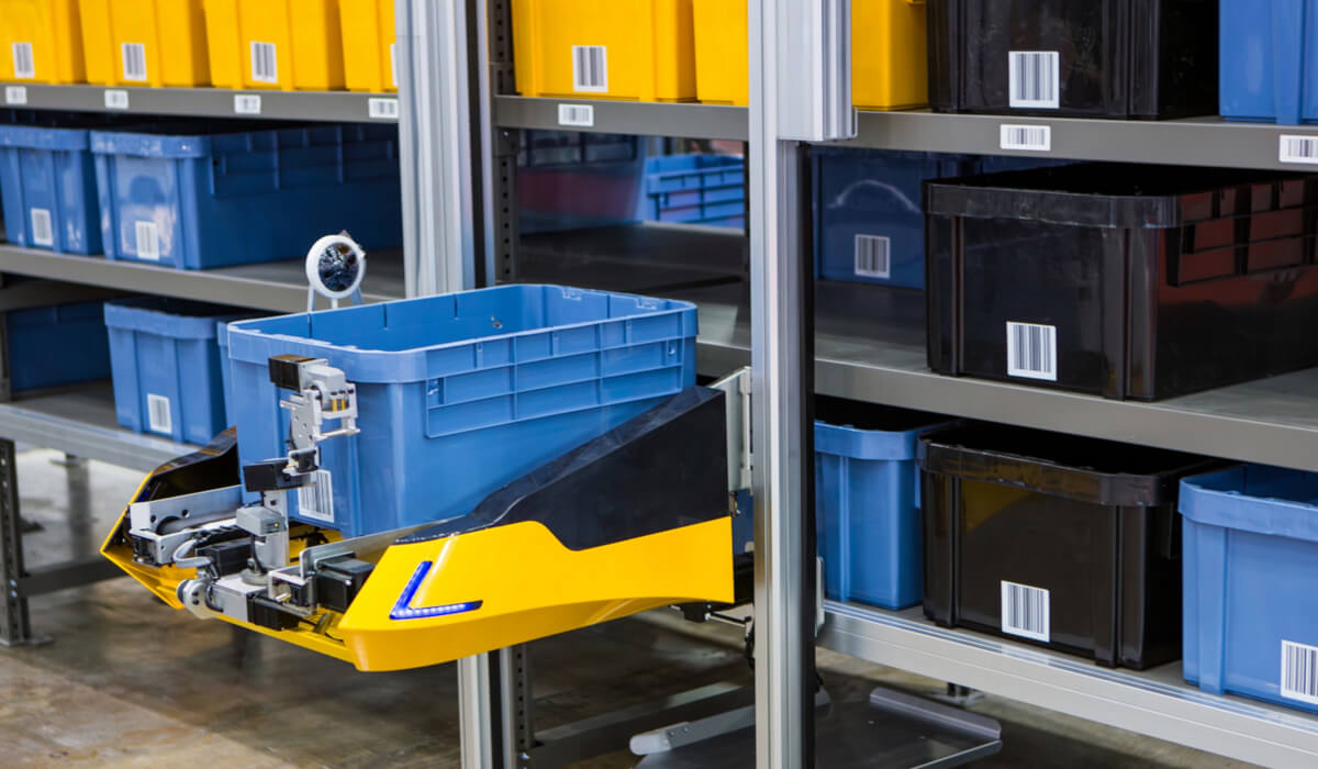 Zautomatyzowana stacja kompletacji wykorzystująca siłowniki do blokowania pojemników Kompletacja zamówień - wsparcie pneumatyczne