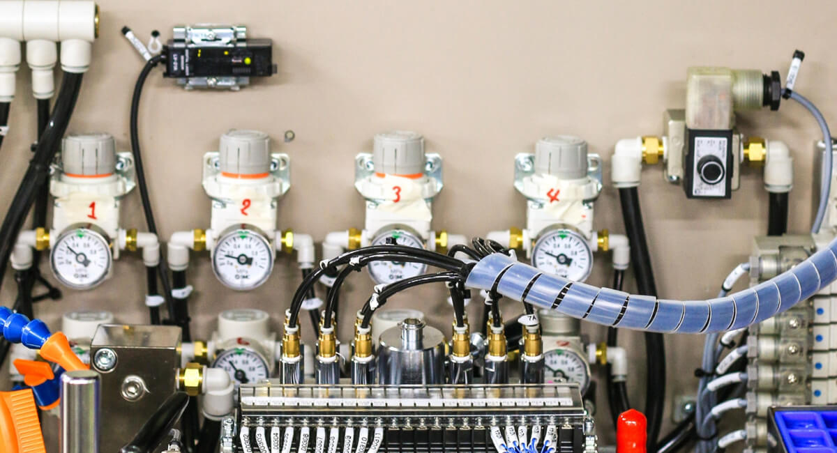 Kompletna stacja FRL (filtr, reduktor, smarownica) zamontowana na stanowisku spawalniczym dla ochrony narzędzi