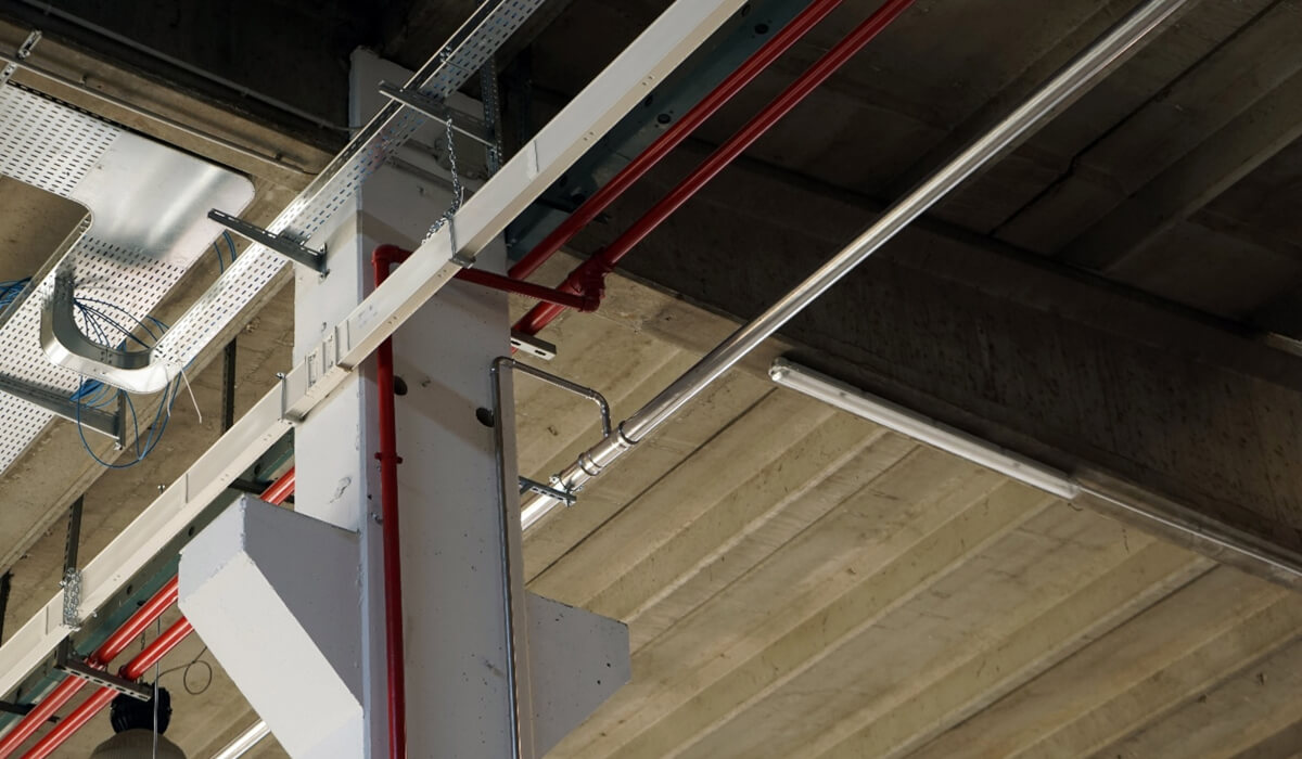 Elementy armatury ze stali nierdzewnej z oznaczeniami gatunku