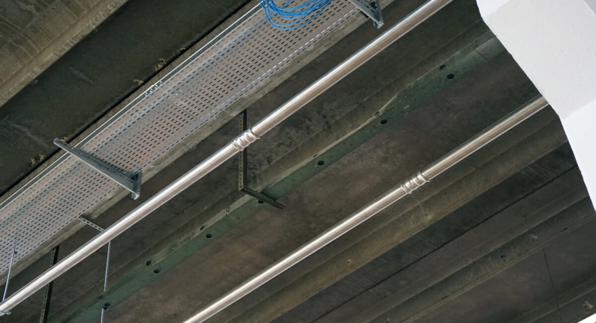 Porównanie stali szlachetnej i nierdzewnej