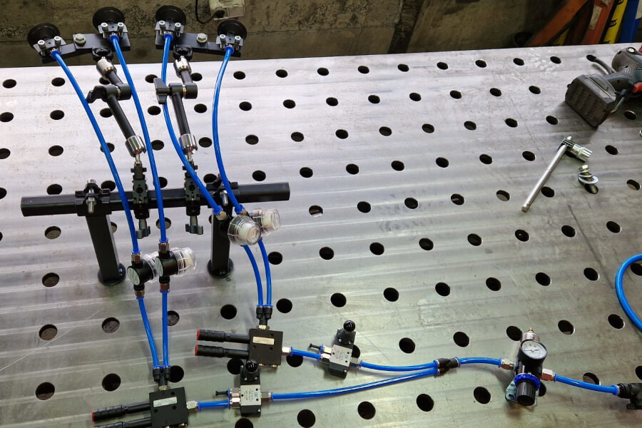 Integracja z automatyką linii produkcyjnej Fragment układu automatyki zintegrowanego ze stanowiskiem docinania