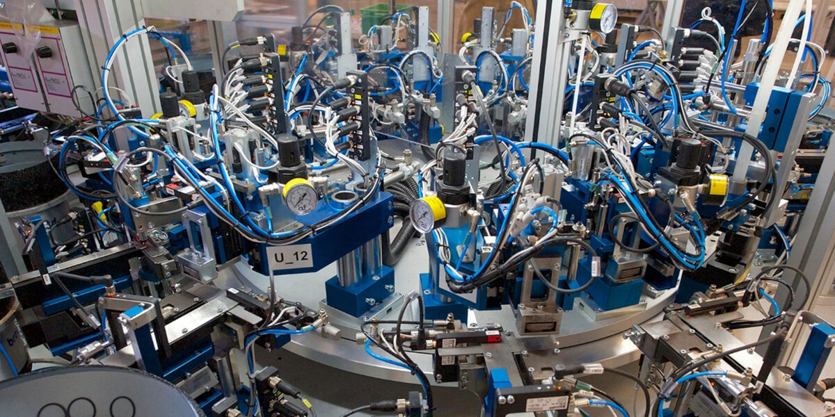 Sterowanie sekwencyjne w pneumatyce - klucz do automatyzacji linii produkcyjnych