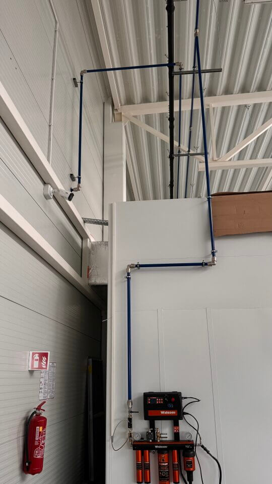 Montowanie aluminiowej rury systemu INFINITY w hali