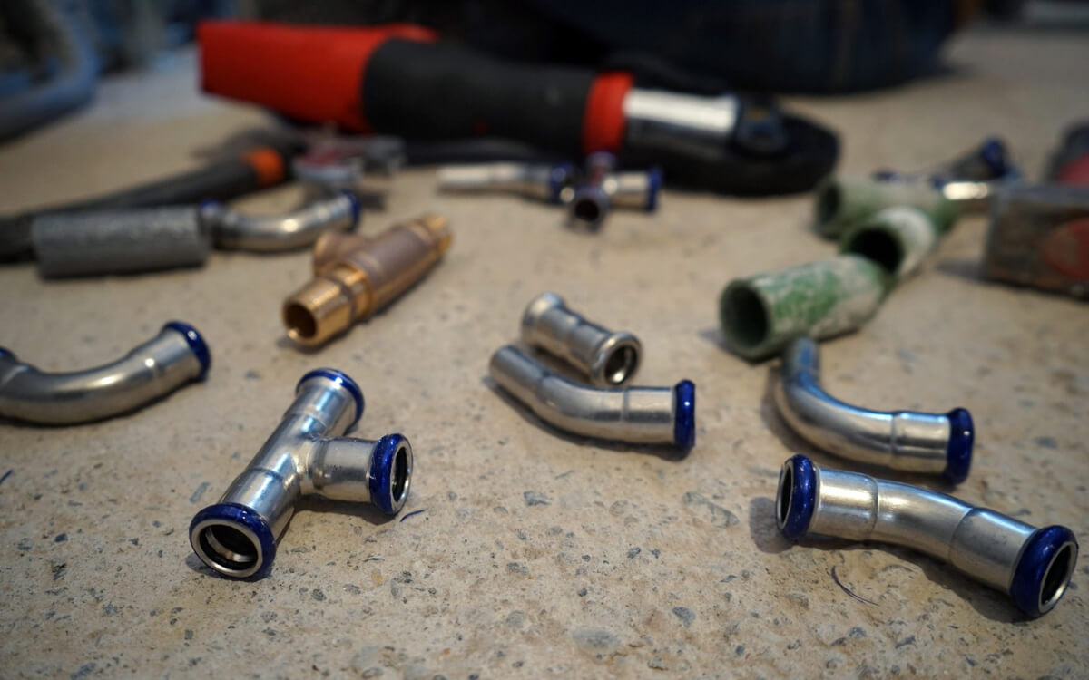 Różne rodzaje złączek systemu Effebi-Press, pokazujące uniwersalność zastosowań w różnych instalacjach Różne rodzaje złączek Effebi-Press - Uniwersalność zastosowań