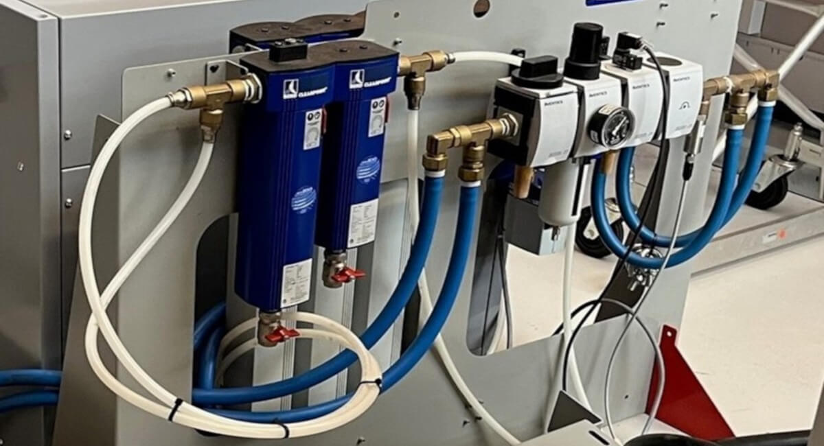 Zespół filtrów siatkowych i dokładnych chroniący wymiennik ciepła osuszacza przed zanieczyszczeniami z sieci