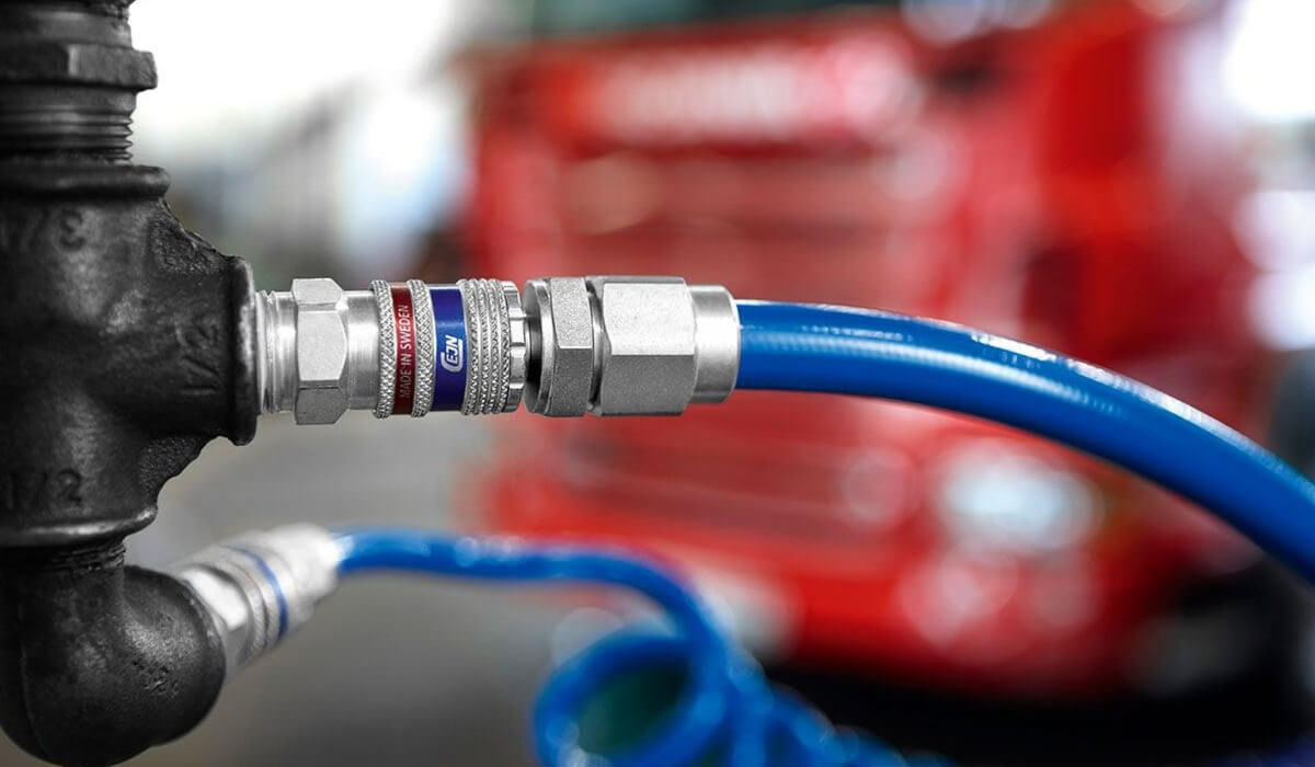 Połączenie szybkozłącza z wężem w systemie Stream-Line Skręcane połączenie szybkozłącza CEJN Stream-Line zamontowane na elastycznym wężu warsztatowym